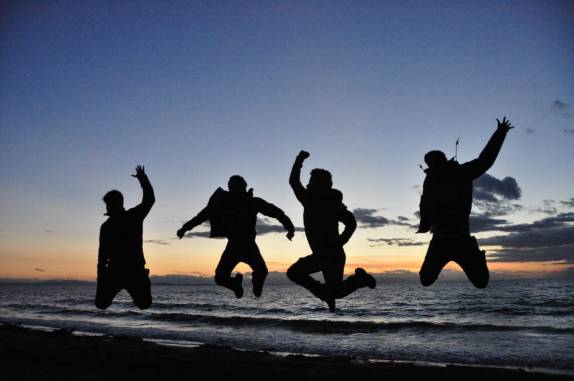 Bruno, Gabriel, Gustavo e Leonardo, da expedição 4x1, saltam para foto na Wreck Beach, em Vancouver, no Canadá